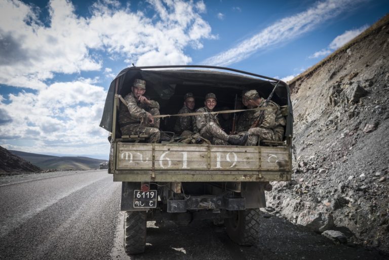 Col de Sotk, Arménie - 25 septembre 2016: Un camion transportant des soldats arméniens, du Haut-Karabakh vers l'Arménie