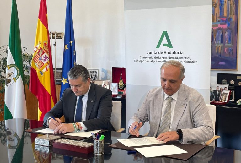 Le conseiller de la présidence du gouvernement andalou Antonio Sanz et le président du CEAA, José M. Marín, signent l'accord de collaboration