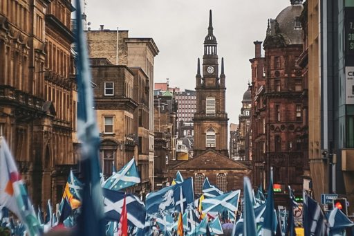 Des drapeaux écossais agités avec en fond une Eglise