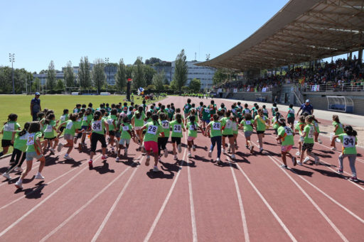 Des enfants avec des dossards numérotés courent sur une piste d'athlétisme lors de l'Olympiade évangélique de Galice