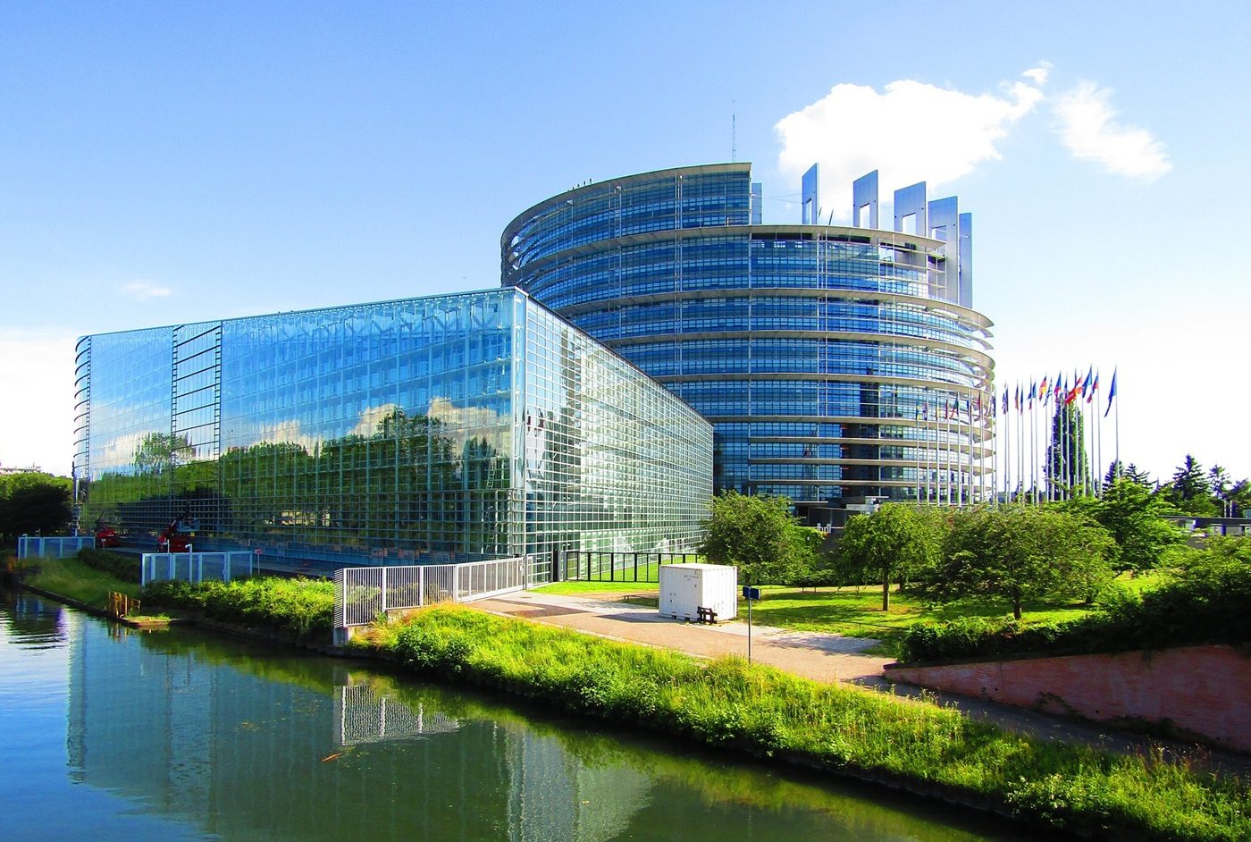 Vue extérieur du Parlement européen à Strasbourg près de l'eau et d'un jardin ensoleillé