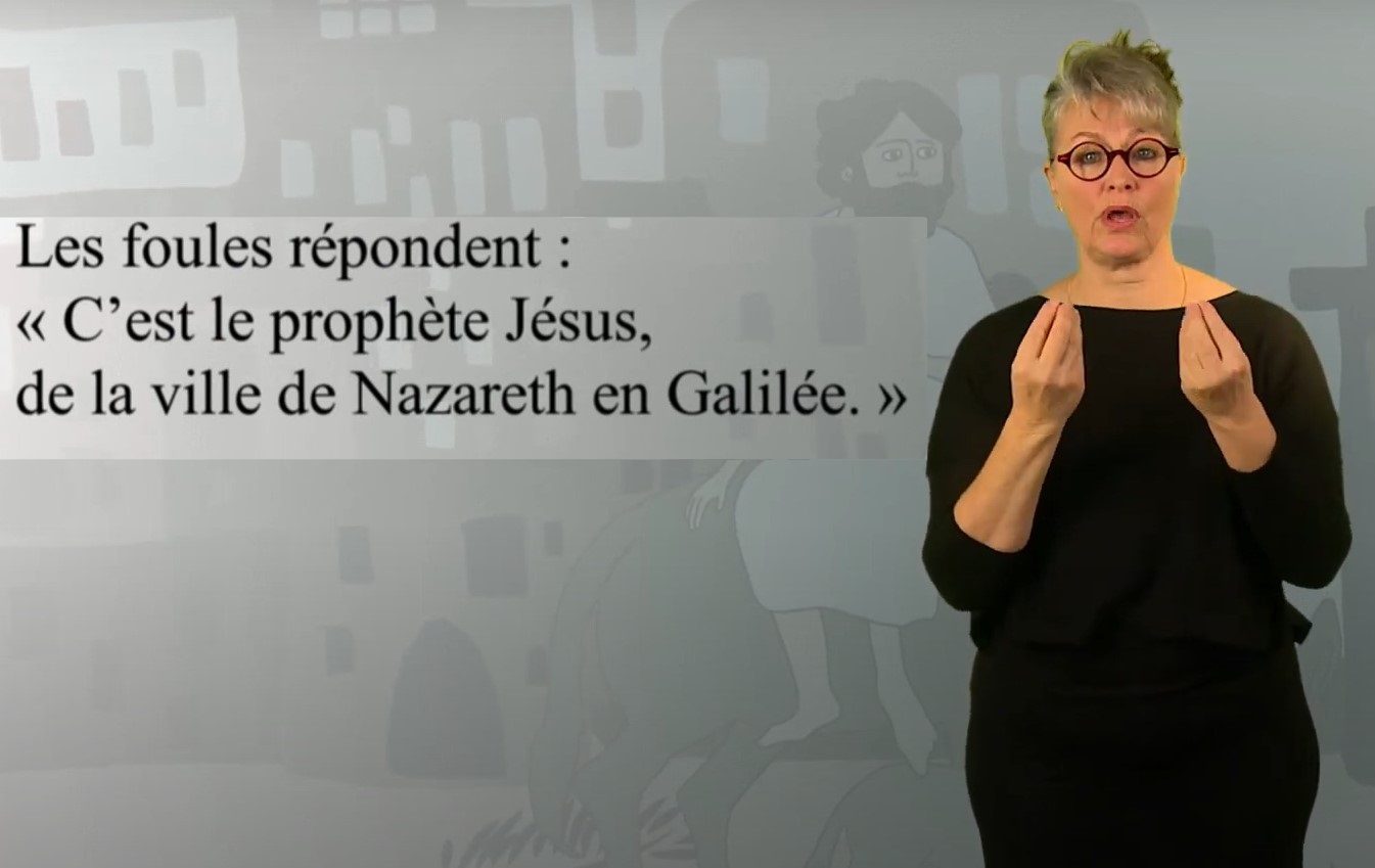 Une femme traduit en langue des signes un verset de la Bible (Matthieu 21:11)