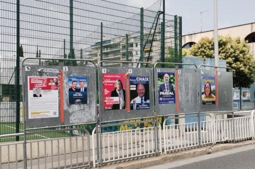 Des panneaux avec les affiches des candidats aux élections législatives du 30 juin et 7 juillet 2024 à Nice