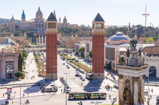 Vue d'en haut de la place d'Espagne à Barcelone et ses célèbres tours jumelles, au second plan Montjuic