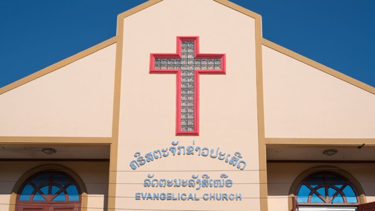 la façade d'une Eglise évangélique (en anglais et en laotien)
