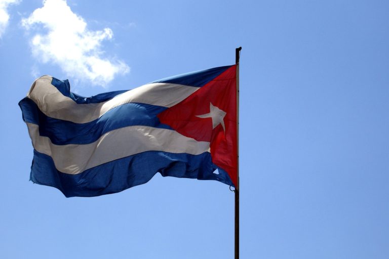 Le drapeau de Cuba flotte dans un ciel dégagé