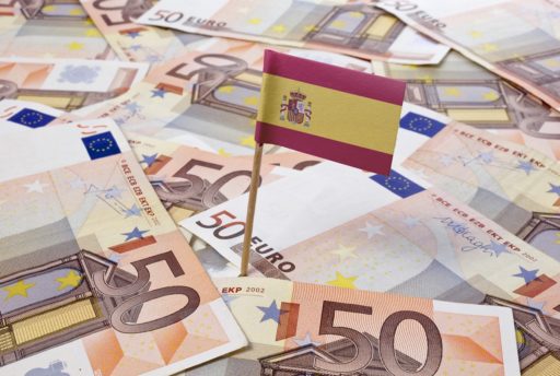 Un drapeau espagnol posé au dessus de billets de 50 euros