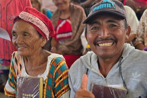 Deux personnes avec le sourire tiennent leur bible dans les mains