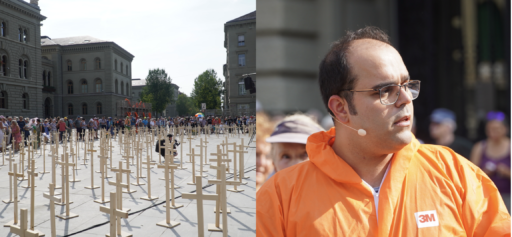 A gauche, des croix en bois sont disposées sur la Place fédérale, à Bern. A droite, l'orateur Amin Afsharnaderi se tient debout, avec un micro-casque.