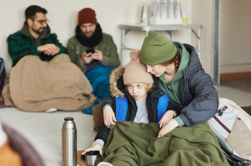 Une jeune femme cajole un jeune enfant dans un centre de réfugiés