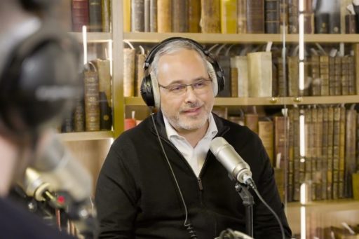 Philippe Aurouze avec un casque audio et face à un micro