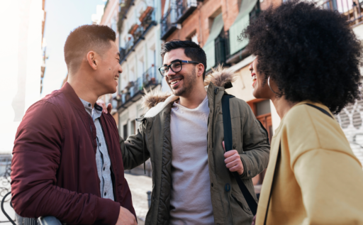 Trois jeunes adulte discutent joyeusement dans la rue